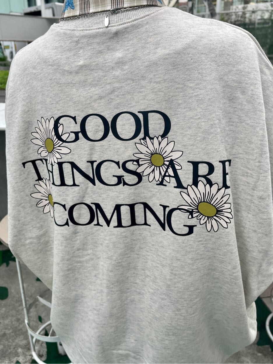 グレー系のスウェット、ベージュ系のシャツ/ブラウス、ブルー系のスカートを着用したレディースの秋コーディネートの7枚目の写真