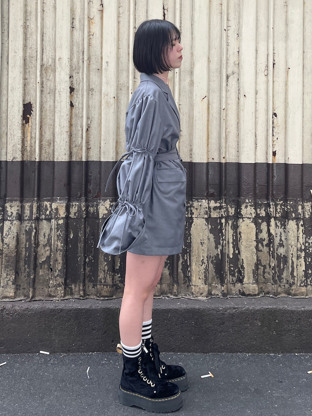 グレー系のテーラードジャケット、ピンク系のチョーカーを着用したレディースの春コーディネートの3枚目の写真