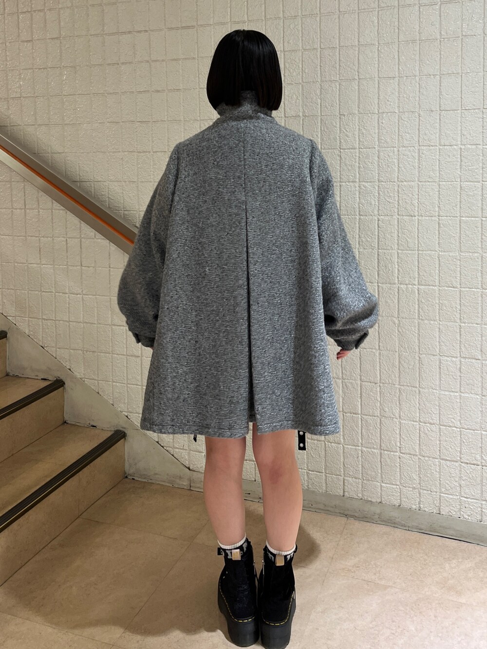 グレー系のその他アウター、ブラック系のヘアピンを着用したレディースの秋コーディネートの4枚目の写真