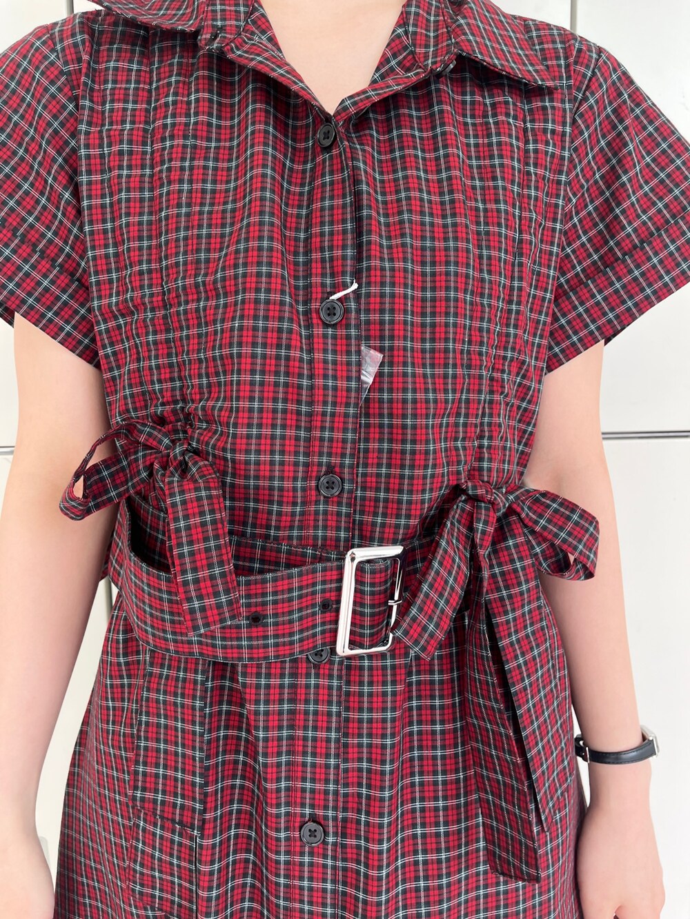 レッド系のワンピースを着用したレディースの春コーディネートの6枚目の写真