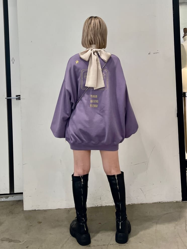 ブラック系のブーツ、ホワイト系のシャツ/ブラウス、パープル系のスウェットを着用したレディースの秋コーディネートの3枚目の写真