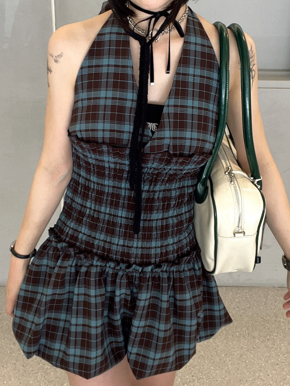 ブラウン系のワンピース、ホワイト系のボストンバッグ、ブラック系のパンプスを着用したレディースの夏コーディネートの6枚目の写真