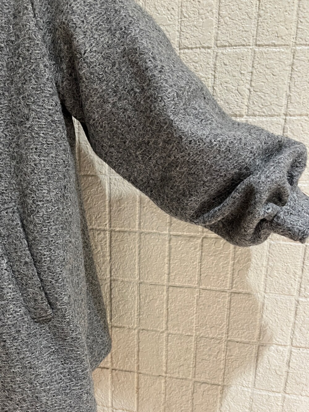 グレー系のその他アウター、ブラック系のヘアピンを着用したレディースの秋コーディネートの8枚目の写真