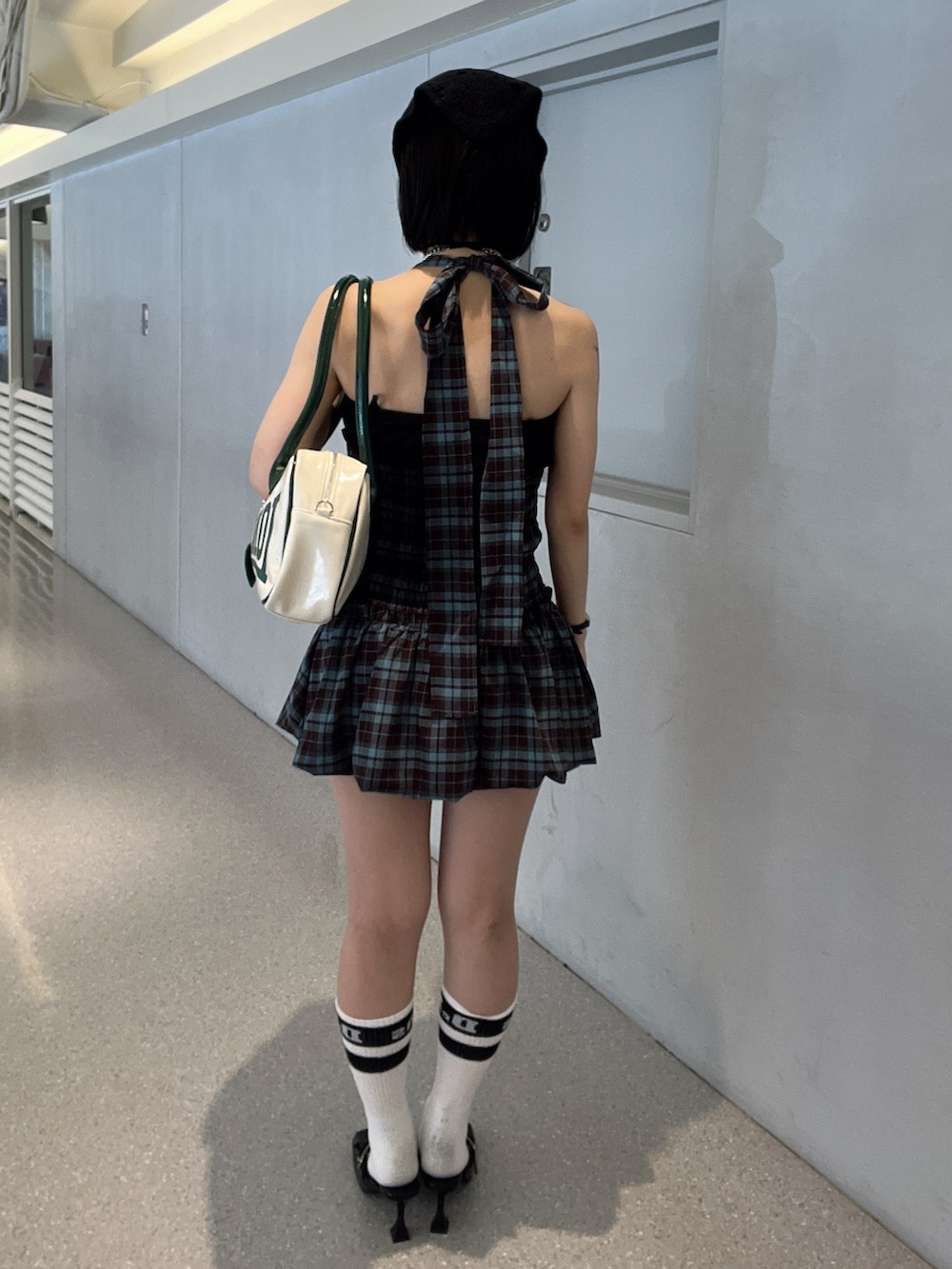 ブラウン系のワンピース、ホワイト系のボストンバッグ、ブラック系のパンプスを着用したレディースの夏コーディネートの4枚目の写真