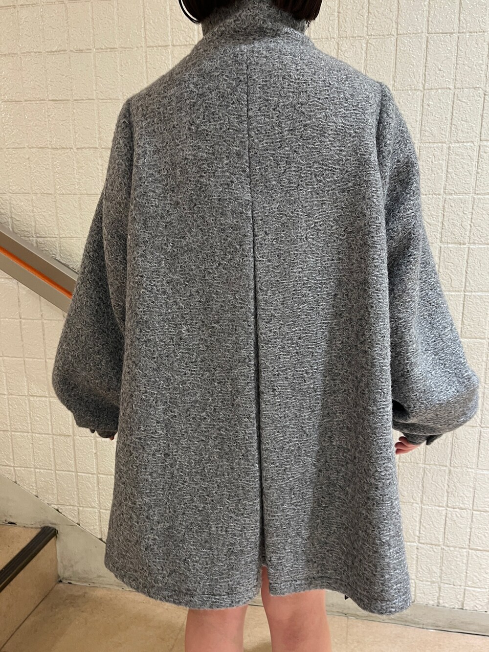 グレー系のその他アウター、ブラック系のヘアピンを着用したレディースの秋コーディネートの9枚目の写真