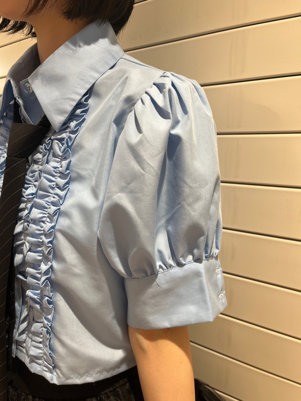 ブルー系のシャツ/ブラウス、ブラック系のネクタイ、ブラック系のスカートを着用したレディースの夏コーディネートの8枚目の写真