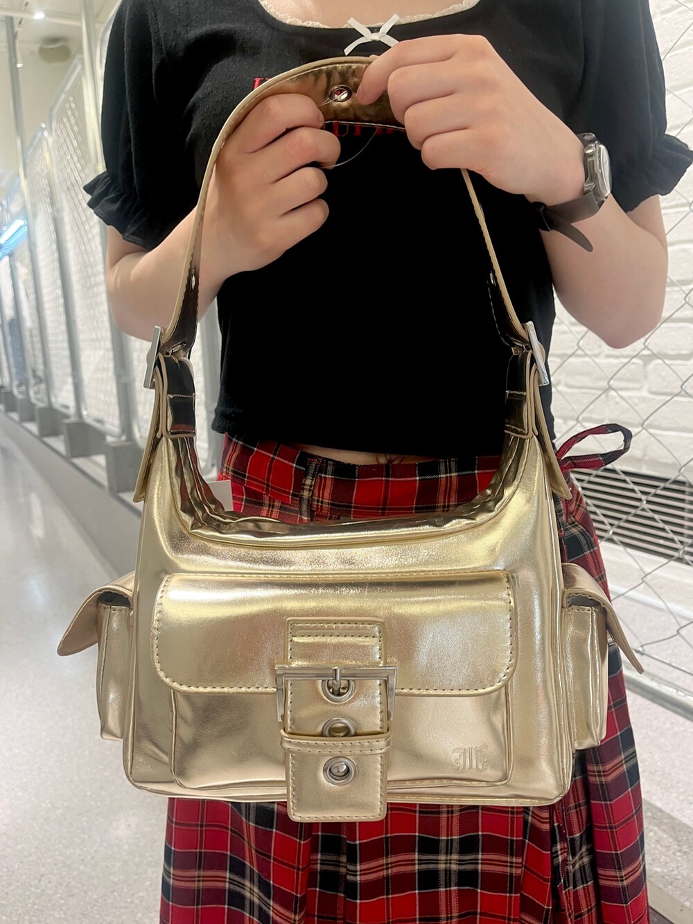 ブラック系のTシャツ/カットソー、レッド系のスカート、ブラック系のパンプスを着用したレディースの夏コーディネートの9枚目の写真