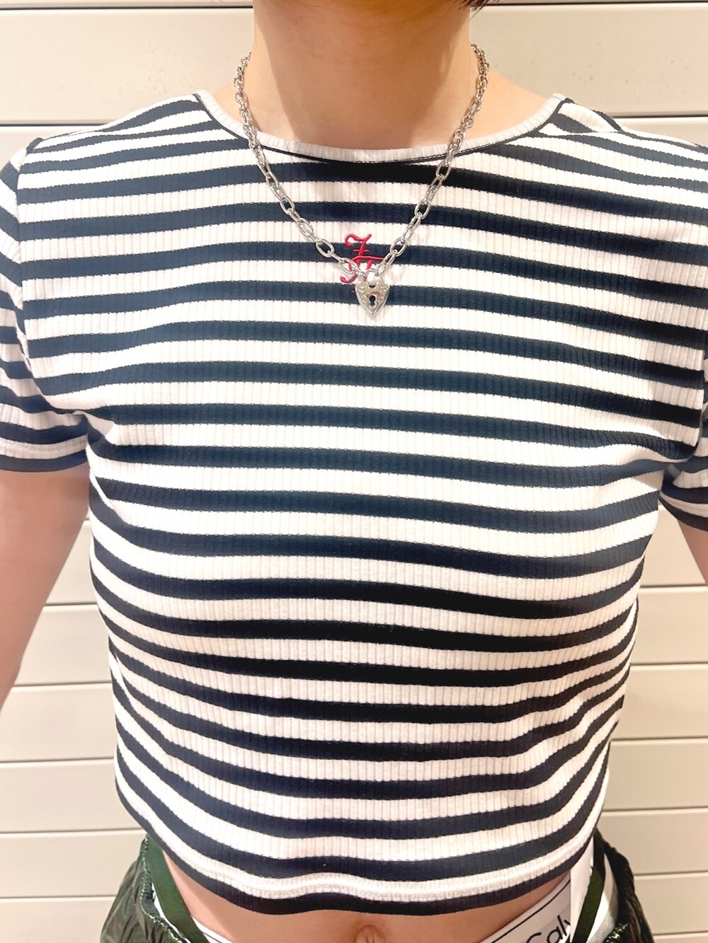 その他のTシャツ/カットソー、グリーン系のカーゴパンツ、ブラック系のバックパック/リュックを着用したレディースの春コーディネートの6枚目の写真