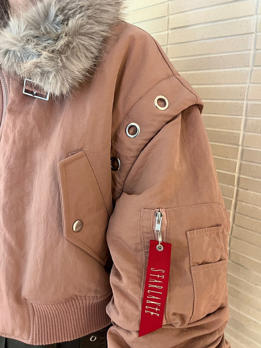 「MA-1、アウター、ショート丈アウター、低身長コーデ、低身長女子、jouetie、jouetieコーデ、jouetie_ootd、ピンクアウター、ドクターマーチン、マーチン、ミニスカート、甘辛mix、甘辛コーデ、甘辛ミックス」｜「jouetieのマルチスリーブクロップドMA-1（MA-1、ピンク系）」を使った、MOMOKAさん（レディース・153cm）の秋コーディネートの8枚目の写真