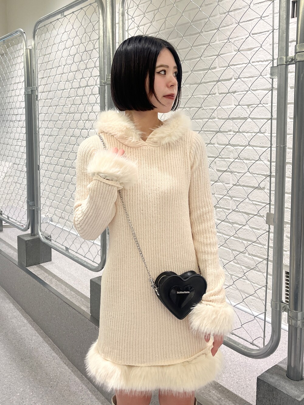 ホワイト系のワンピース、ホワイト系のブーツを着用したレディースの冬コーディネートの5枚目の写真