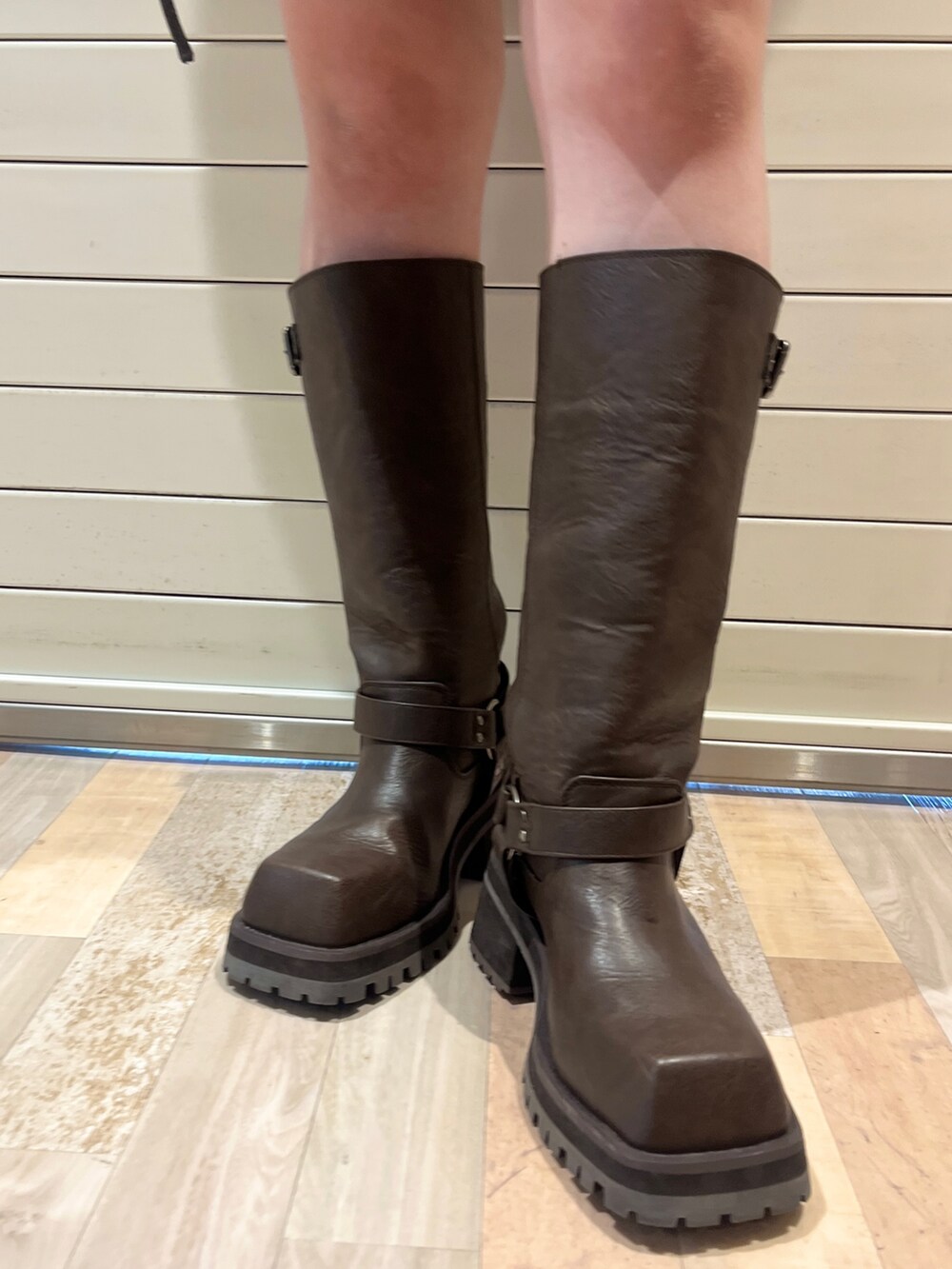 ピンク系のカーディガン/ボレロ、グレー系のスカート、グリーン系のTシャツ/カットソーを着用したレディースの夏コーディネートの10枚目の写真