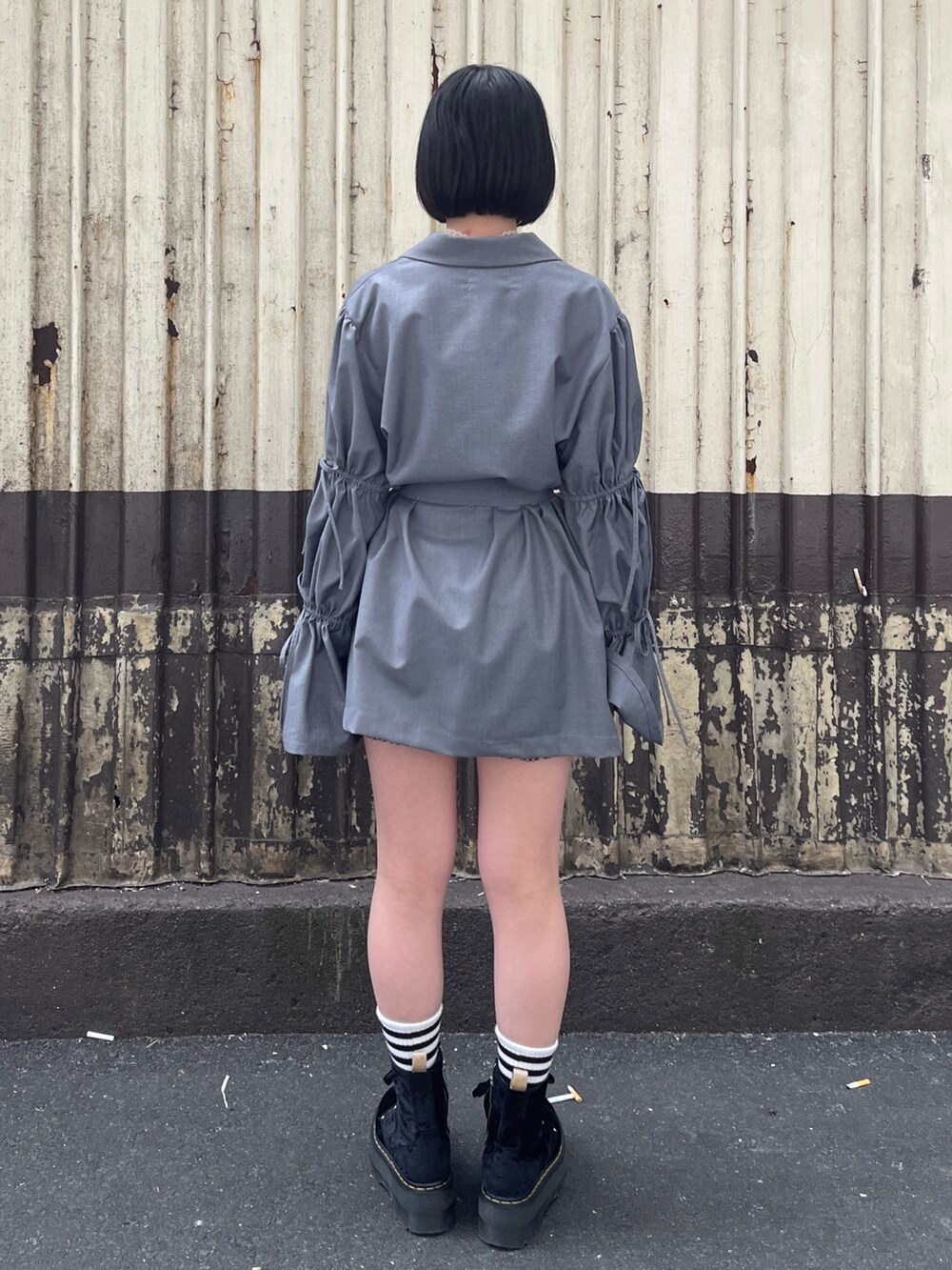 グレー系のテーラードジャケット、ピンク系のチョーカーを着用したレディースの春コーディネートの4枚目の写真