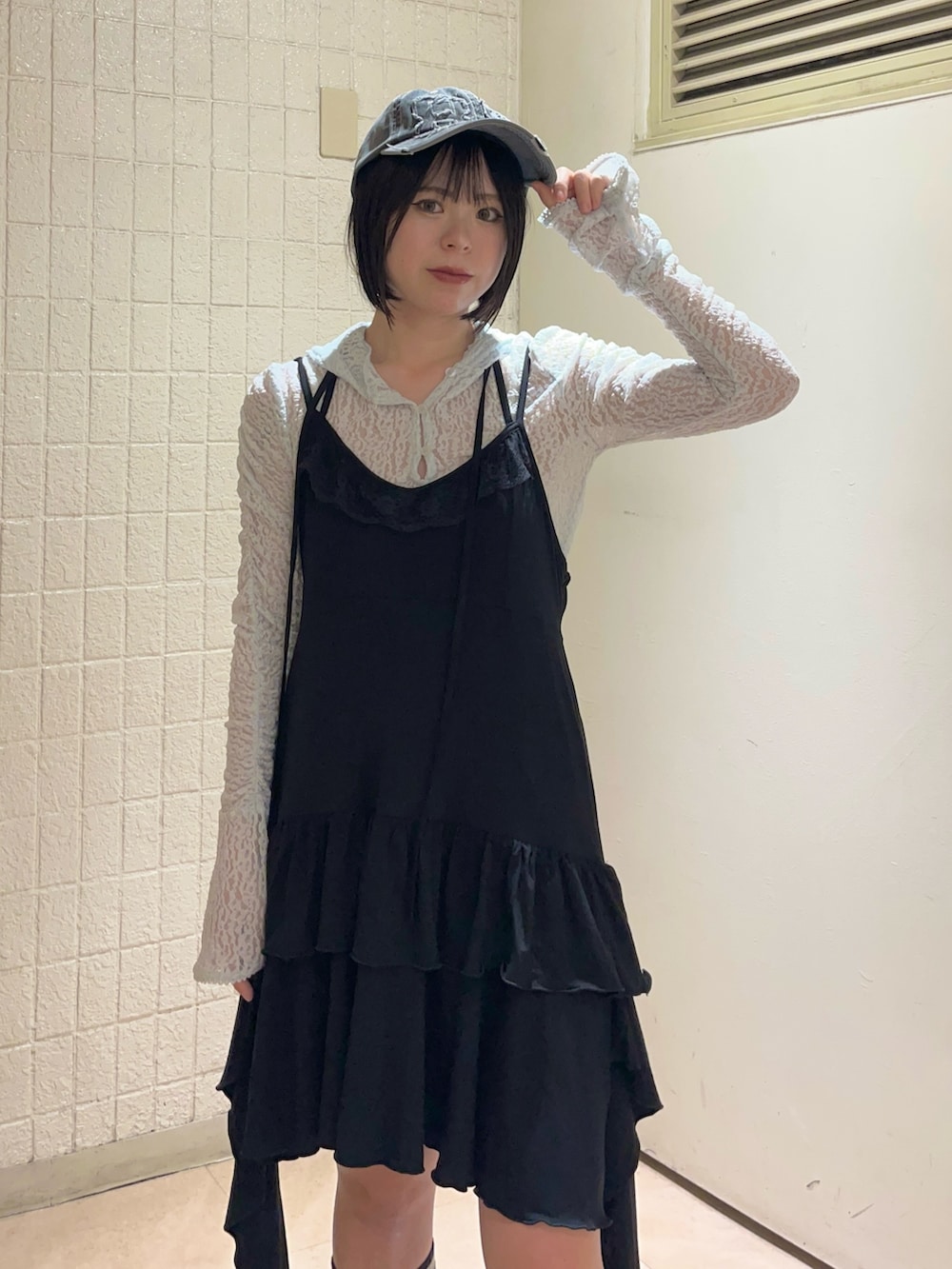 ブラック系のワンピース、ブルー系のTシャツ/カットソー、ブラック系のキャップを着用したレディースの夏コーディネートの5枚目の写真