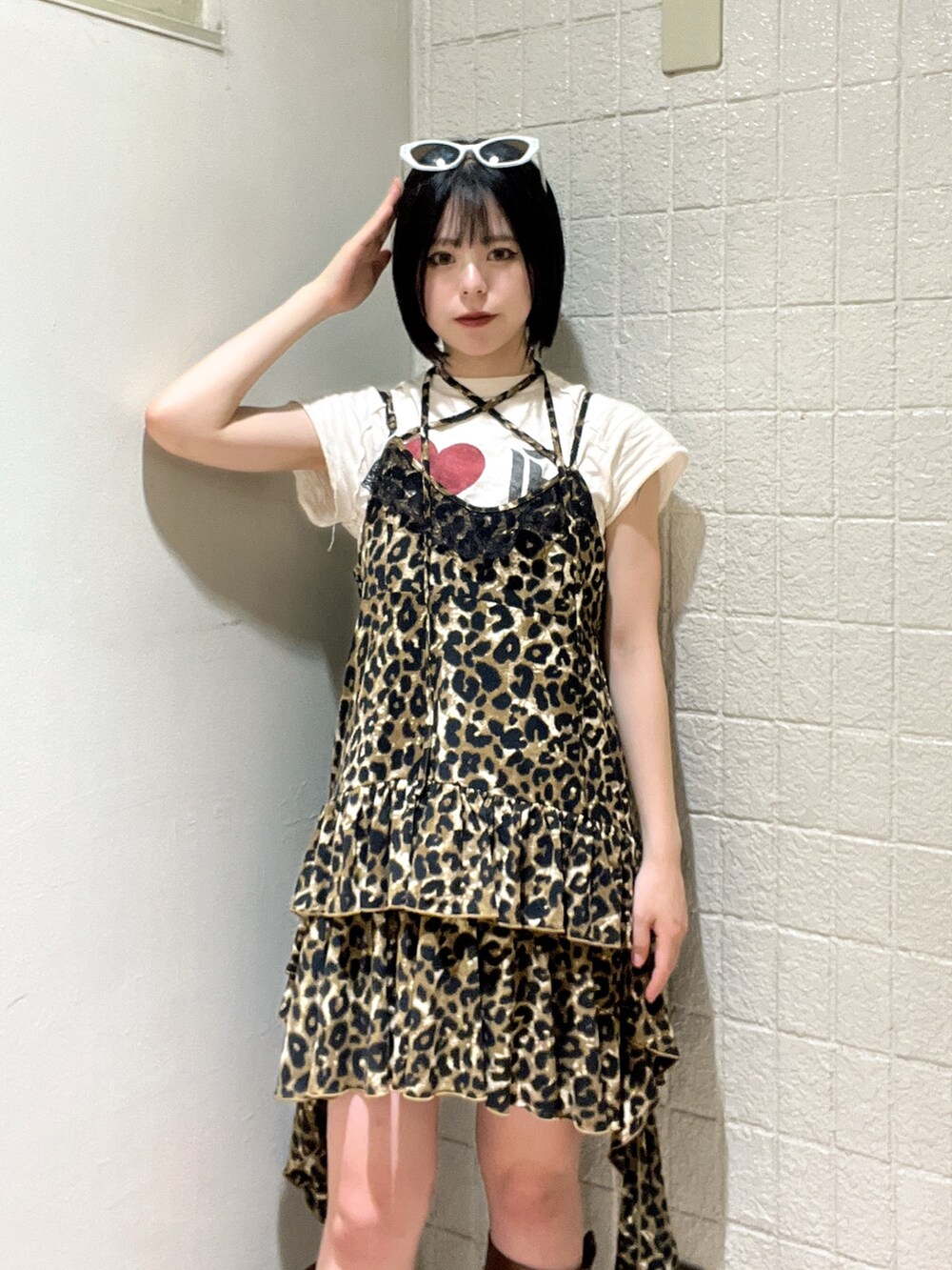 ブラウン系のワンピース、ホワイト系のTシャツ/カットソー、ブラウン系のブーツを着用したレディースの夏コーディネートの5枚目の写真