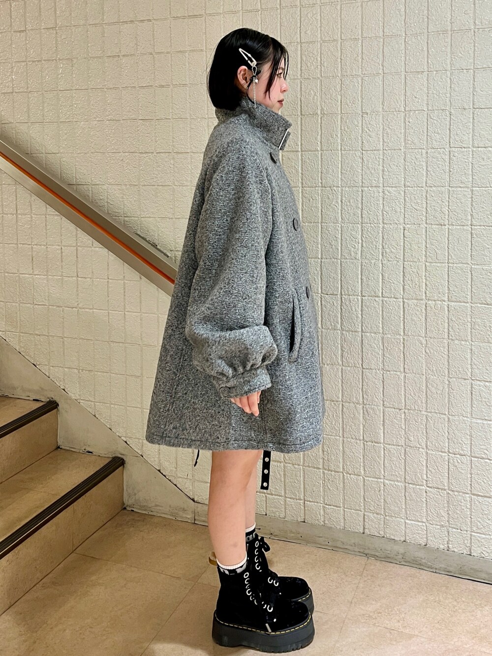 グレー系のその他アウター、ブラック系のヘアピンを着用したレディースの秋コーディネートの3枚目の写真