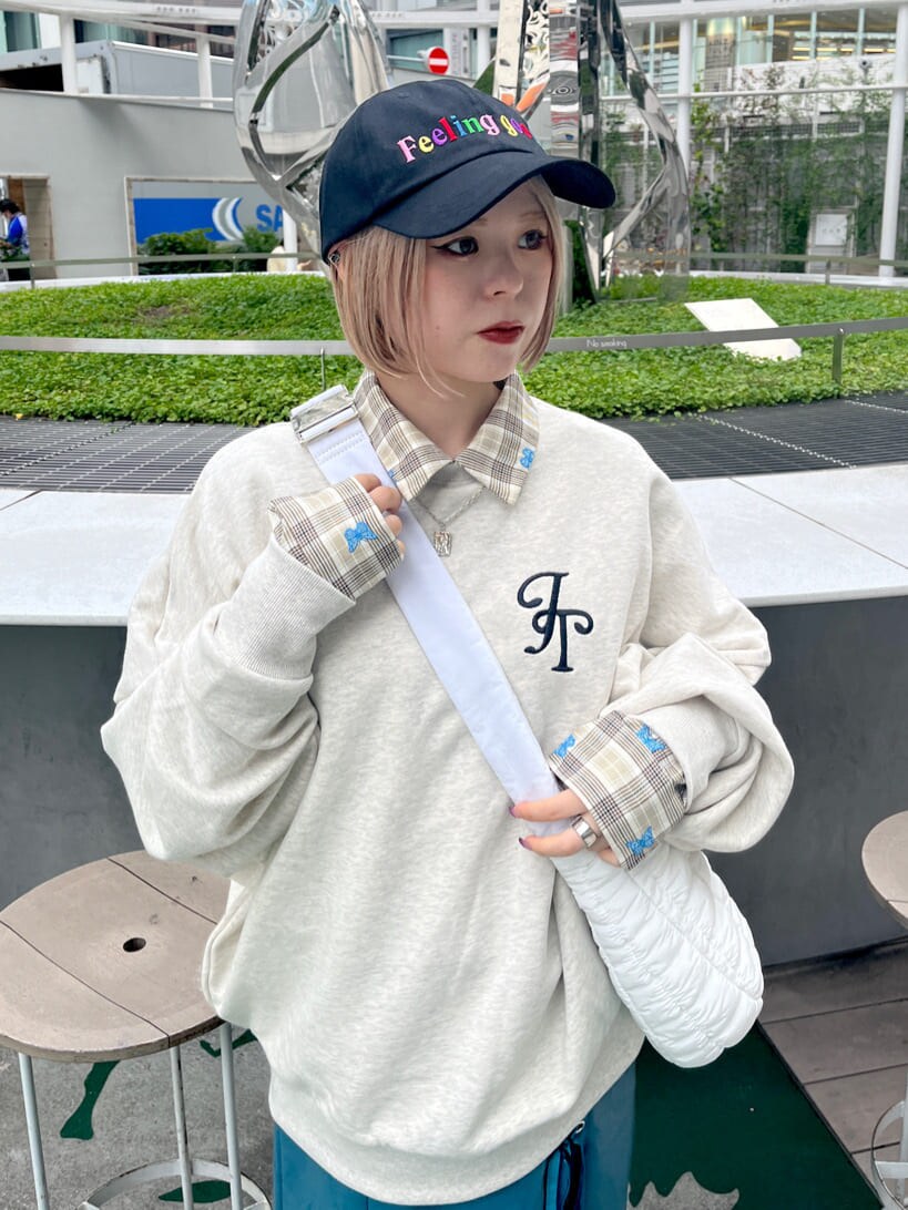 グレー系のスウェット、ベージュ系のシャツ/ブラウス、ブルー系のスカートを着用したレディースの秋コーディネートの4枚目の写真