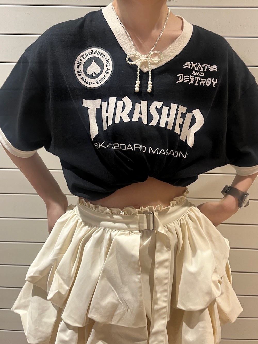 ブラック系のTシャツ/カットソー、ホワイト系のスカート、ブラック系のニットキャップ/ビーニーを着用したレディースの夏コーディネートの7枚目の写真