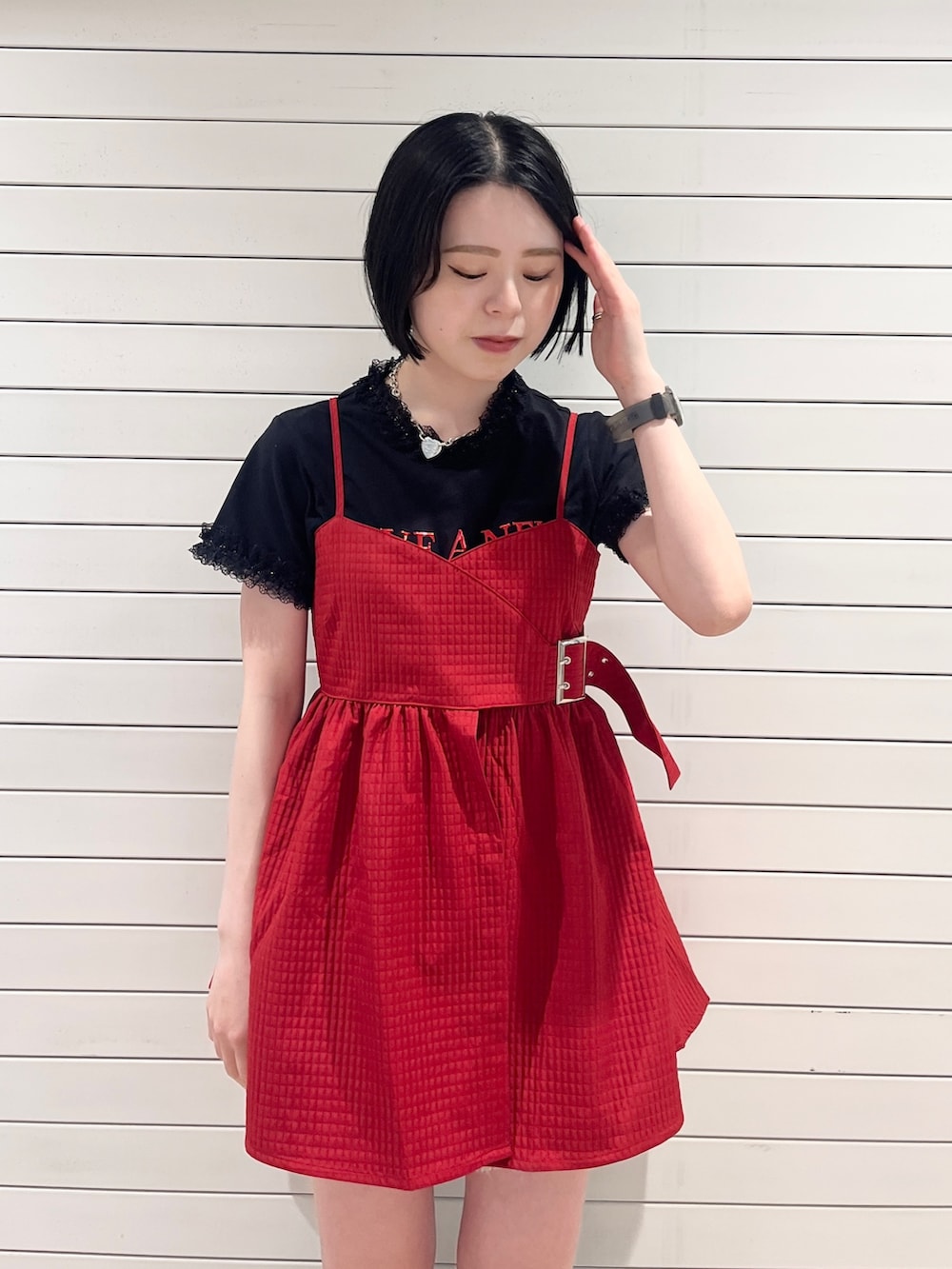 ブラック系のTシャツ/カットソー、レッド系のキャミソールを着用したレディースの夏コーディネートの5枚目の写真