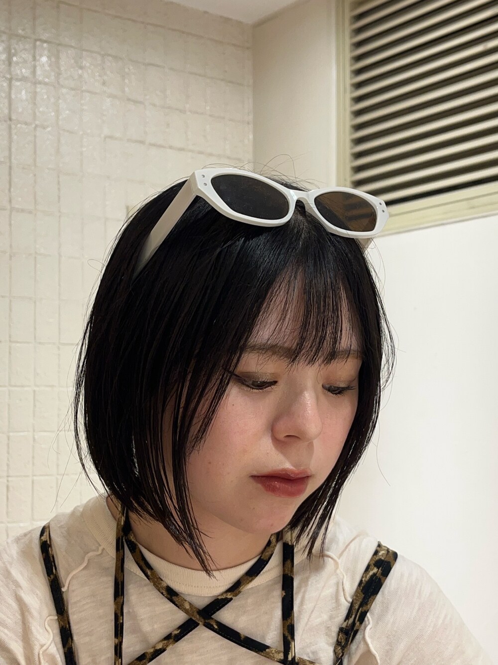 ブラウン系のワンピース、ホワイト系のTシャツ/カットソー、ブラウン系のブーツを着用したレディースの夏コーディネートの6枚目の写真