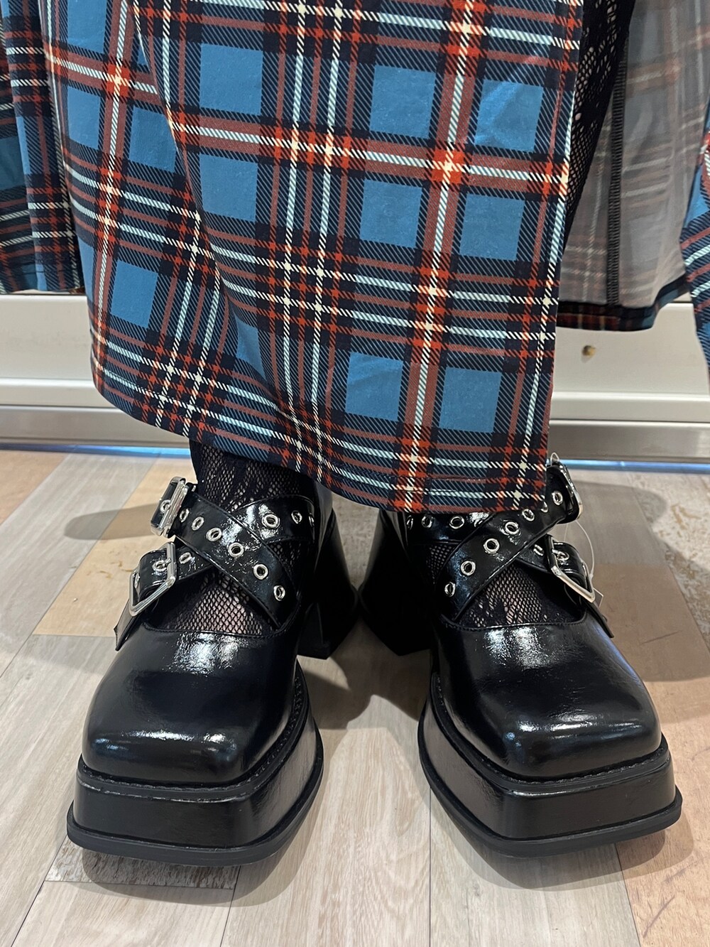 ブラック系のバレエシューズ、ブラック系のバックパック/リュック、ブルー系のワンピースを着用したレディースの夏コーディネートの7枚目の写真