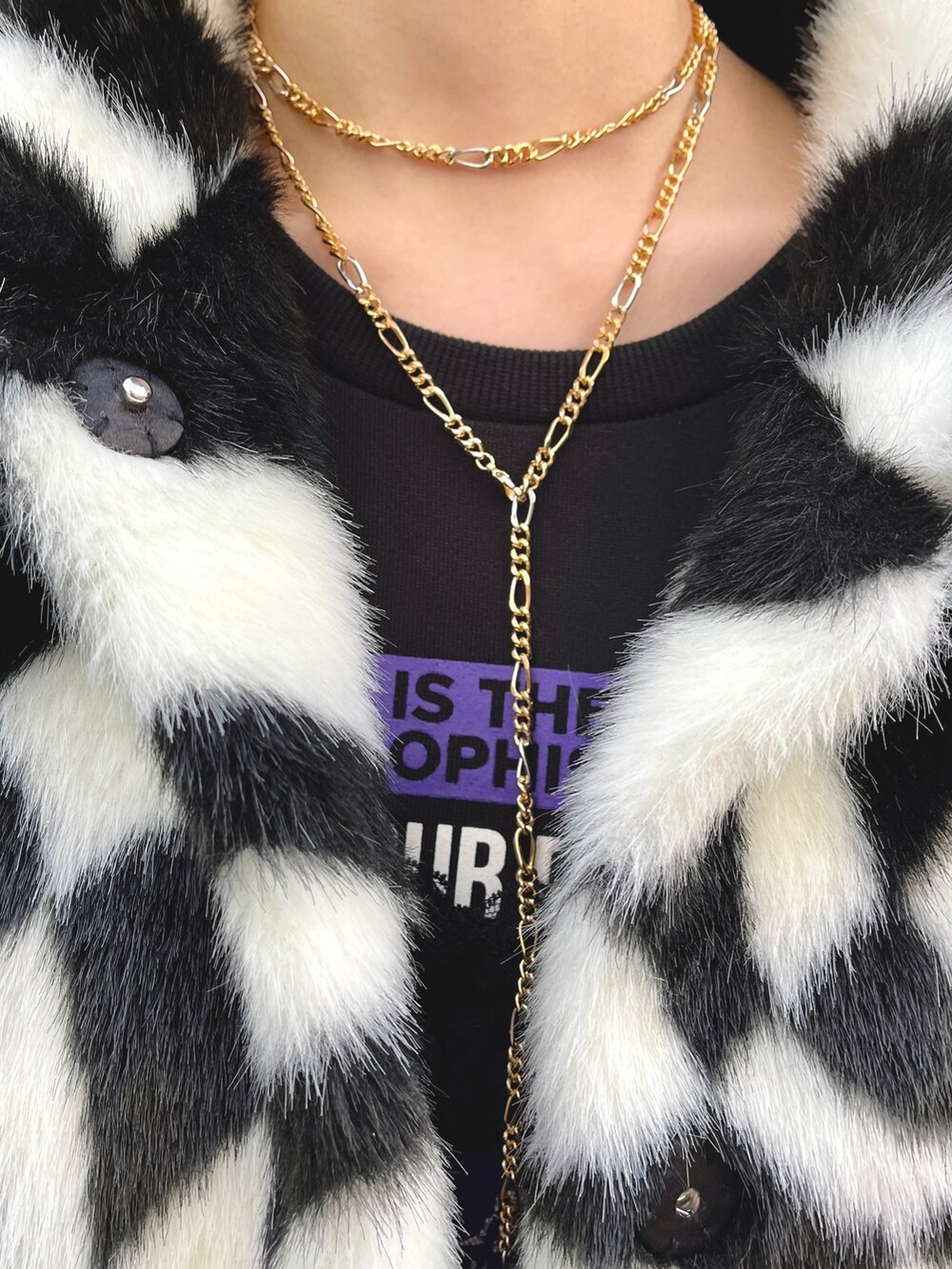 その他のその他アウター、ブラック系のワンピース、ゴールド系のネックレスを着用したレディースの秋コーディネートの7枚目の写真