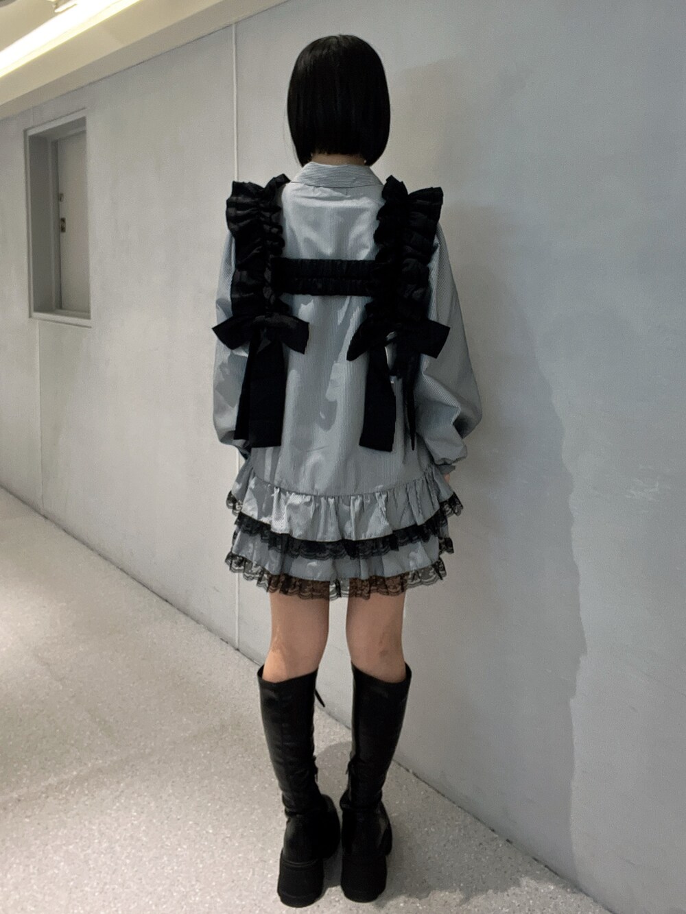 ブラック系のシャツ/ブラウス、ブラック系のブーツ、ブラック系のベルトを着用したレディースの秋コーディネートの5枚目の写真