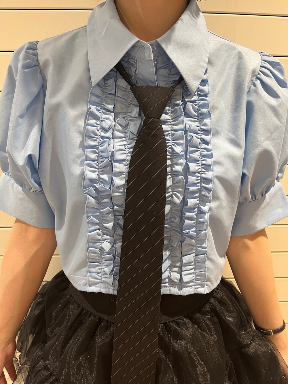 ブルー系のシャツ/ブラウス、ブラック系のネクタイ、ブラック系のスカートを着用したレディースの夏コーディネートの7枚目の写真