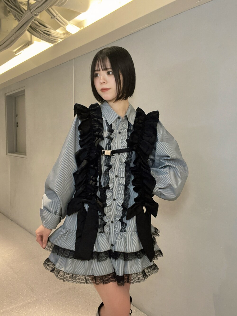 ブラック系のシャツ/ブラウス、ブラック系のブーツ、ブラック系のベルトを着用したレディースの秋コーディネートの6枚目の写真