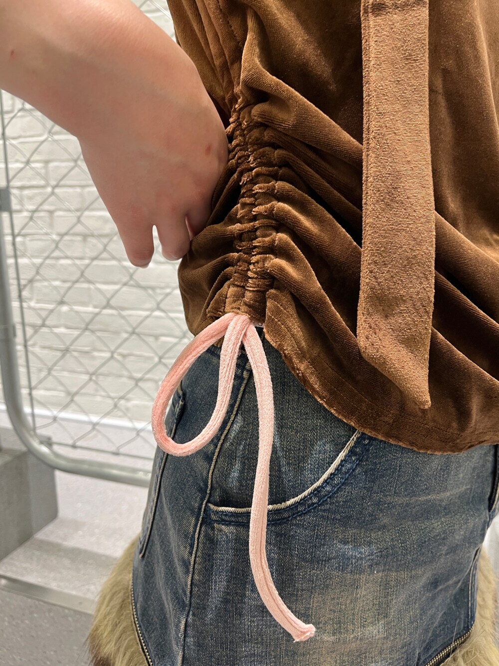 ブラウン系のTシャツ/カットソー、ブルー系のスカート、ブラック系のブーツを着用したレディースの夏コーディネートの7枚目の写真