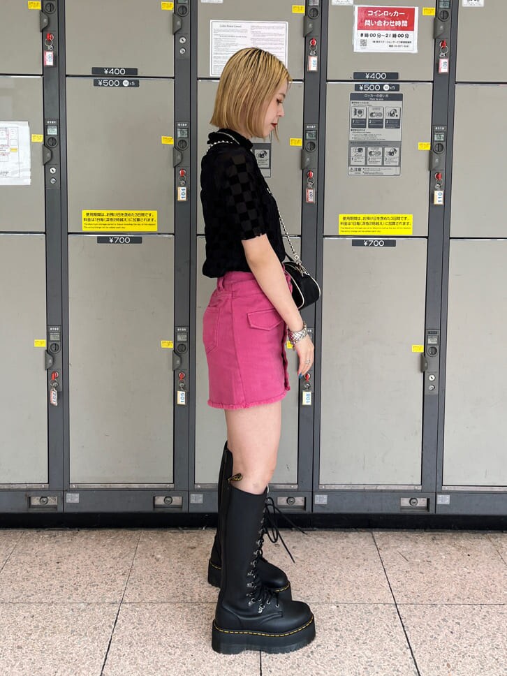 ブラック系のブーツ、その他のTシャツ/カットソー、ブラック系のボストンバッグを着用したレディースの夏コーディネートの3枚目の写真