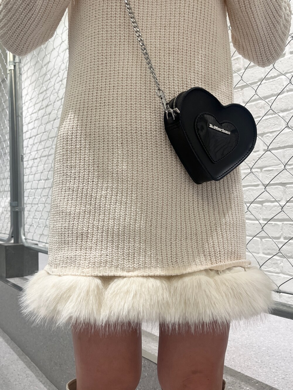 ホワイト系のワンピース、ホワイト系のブーツを着用したレディースの冬コーディネートの8枚目の写真