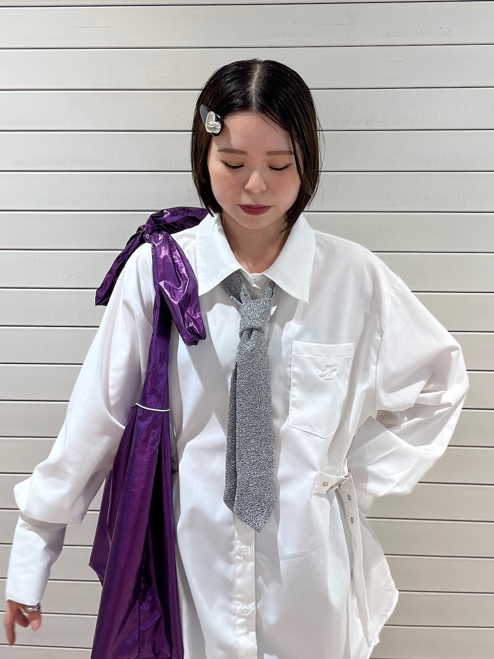 ホワイト系のシャツ/ブラウス、シルバー系のネクタイ、パープル系のトートバッグを着用したレディースの春コーディネートの4枚目の写真