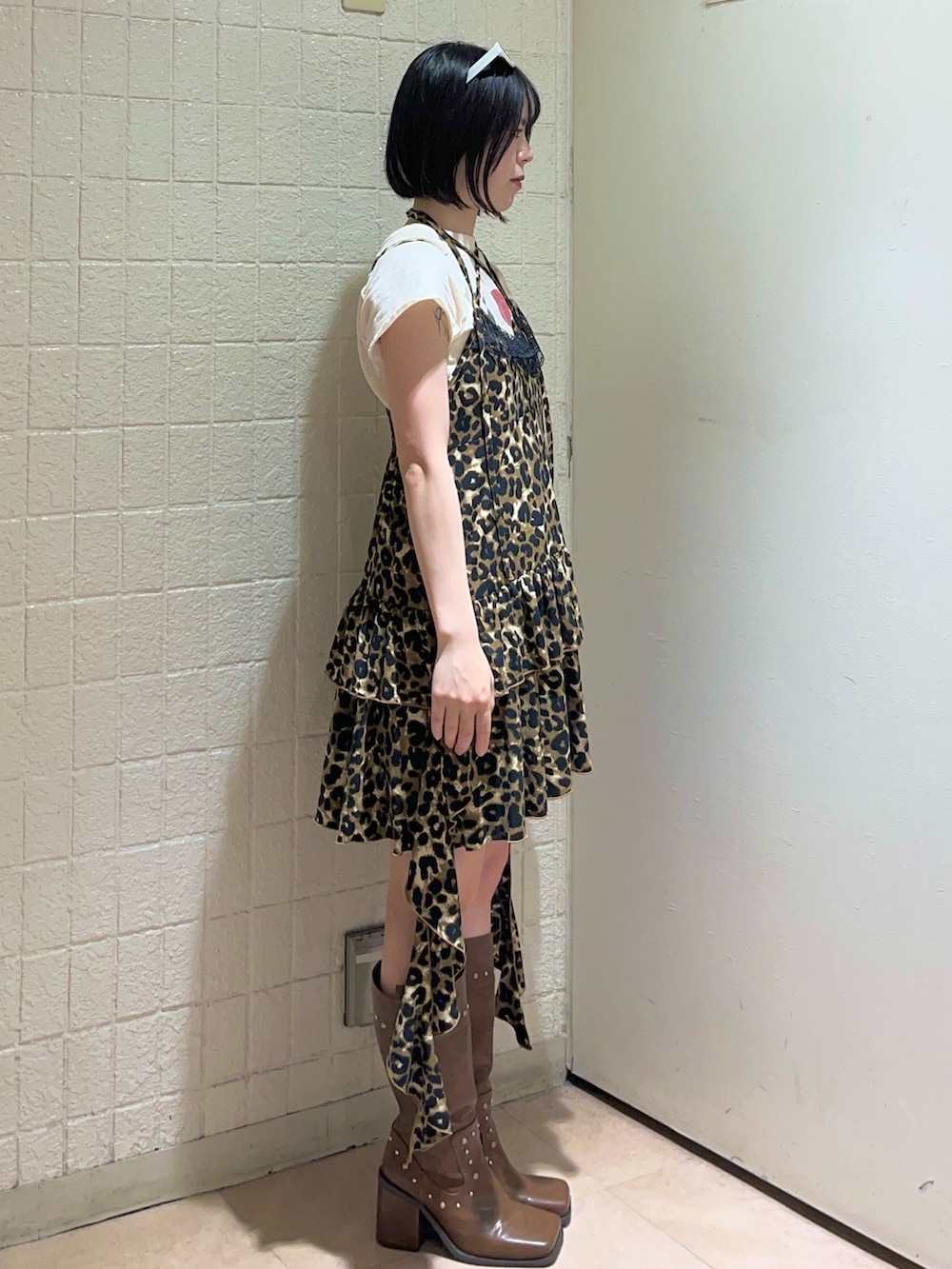 ブラウン系のワンピース、ホワイト系のTシャツ/カットソー、ブラウン系のブーツを着用したレディースの夏コーディネートの3枚目の写真