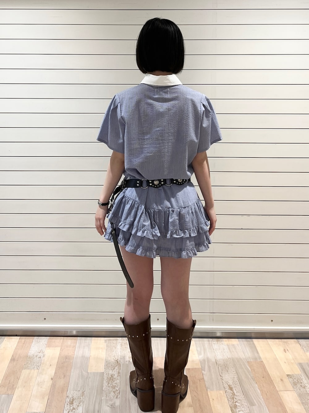 ブルー系のワンピース、ブラック系のその他パンツ、ブラウン系のブーツを着用したレディースの夏コーディネートの4枚目の写真