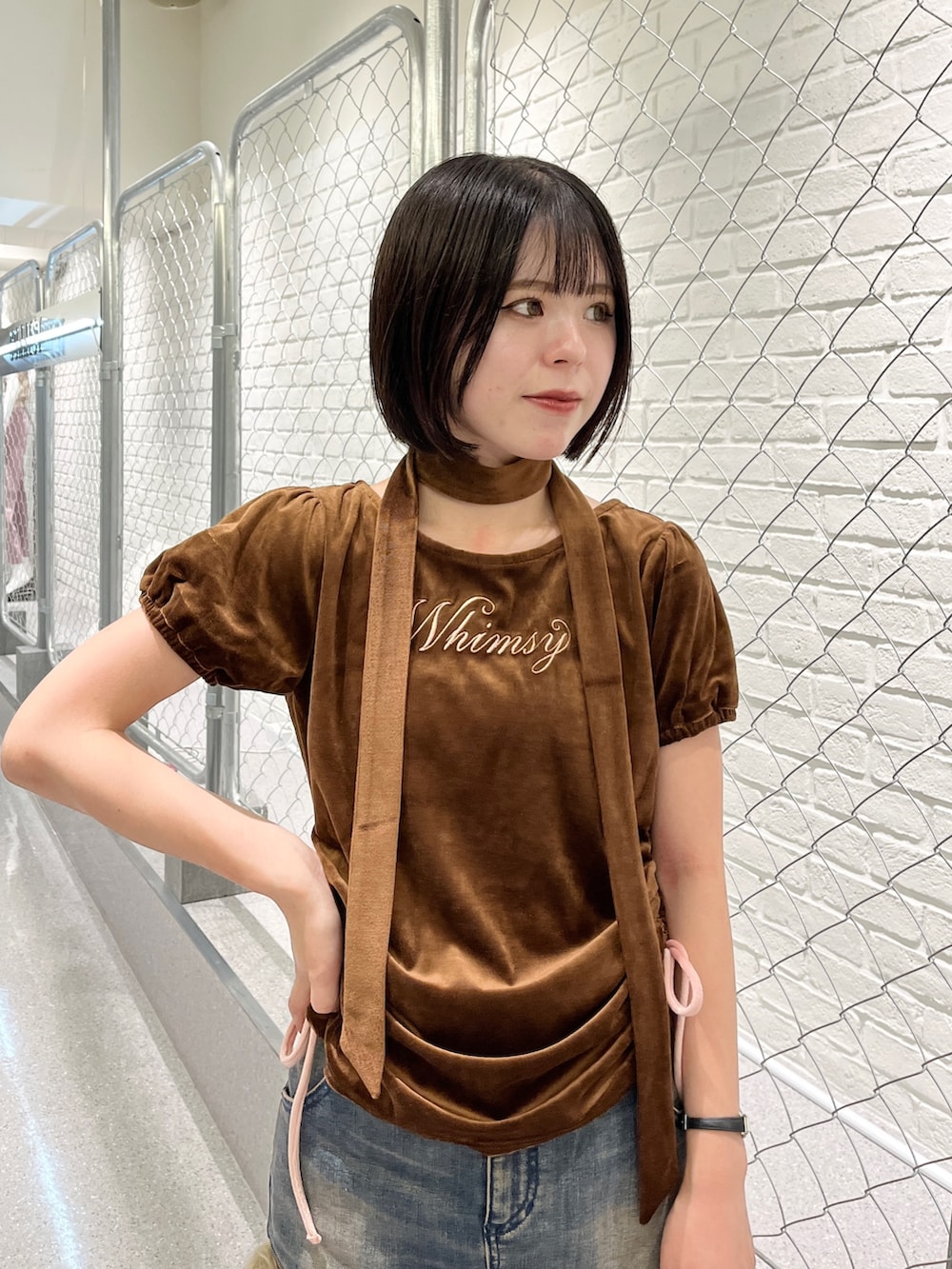ブラウン系のTシャツ/カットソー、ブルー系のスカート、ブラック系のブーツを着用したレディースの夏コーディネートの5枚目の写真