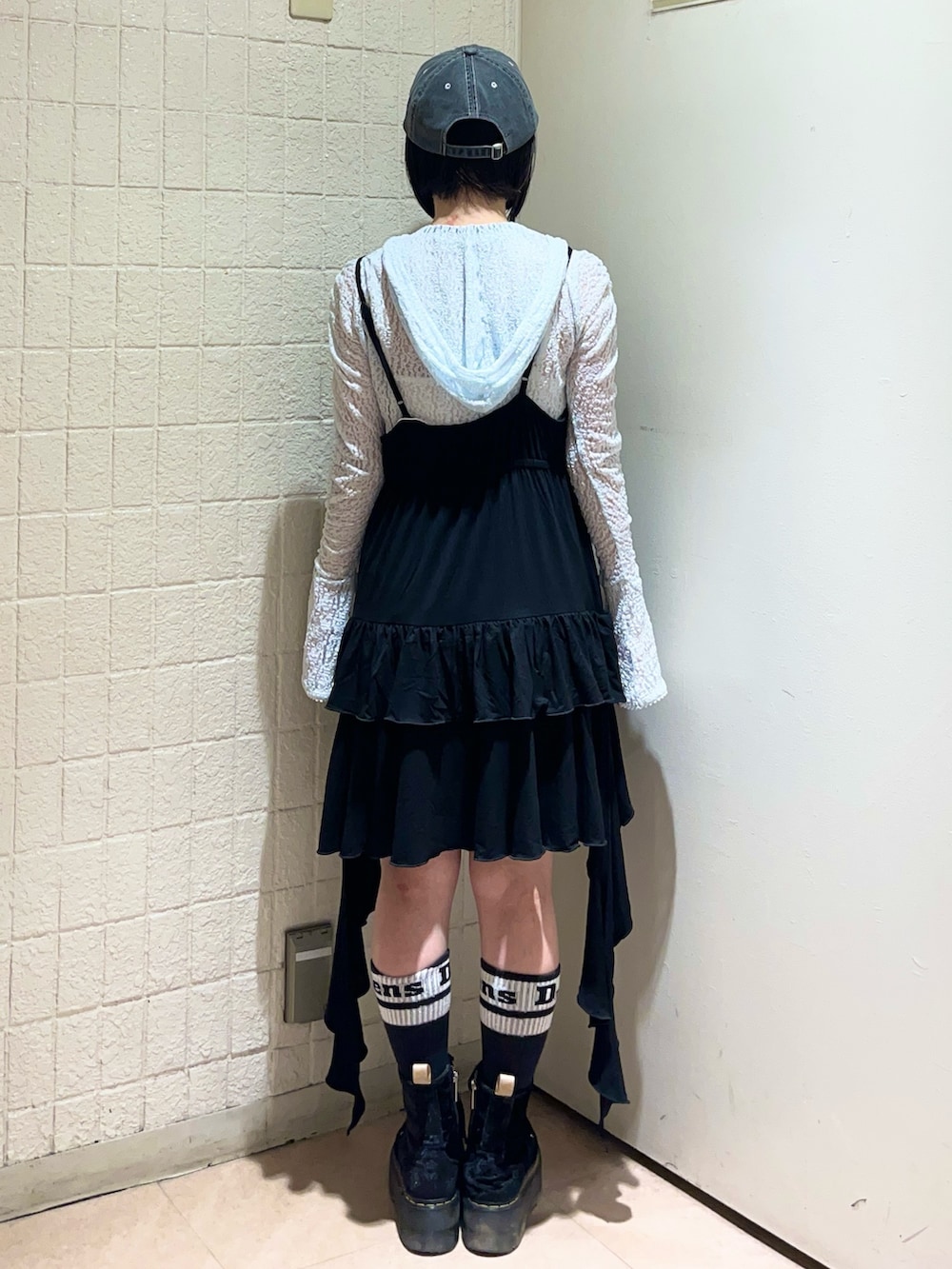 ブラック系のワンピース、ブルー系のTシャツ/カットソー、ブラック系のキャップを着用したレディースの夏コーディネートの4枚目の写真