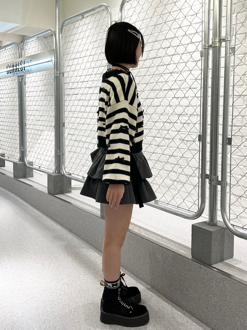 その他のカーディガン/ボレロ、ブラック系のTシャツ/カットソー、グレー系のスカートを着用したレディースの冬コーディネートの3枚目の写真