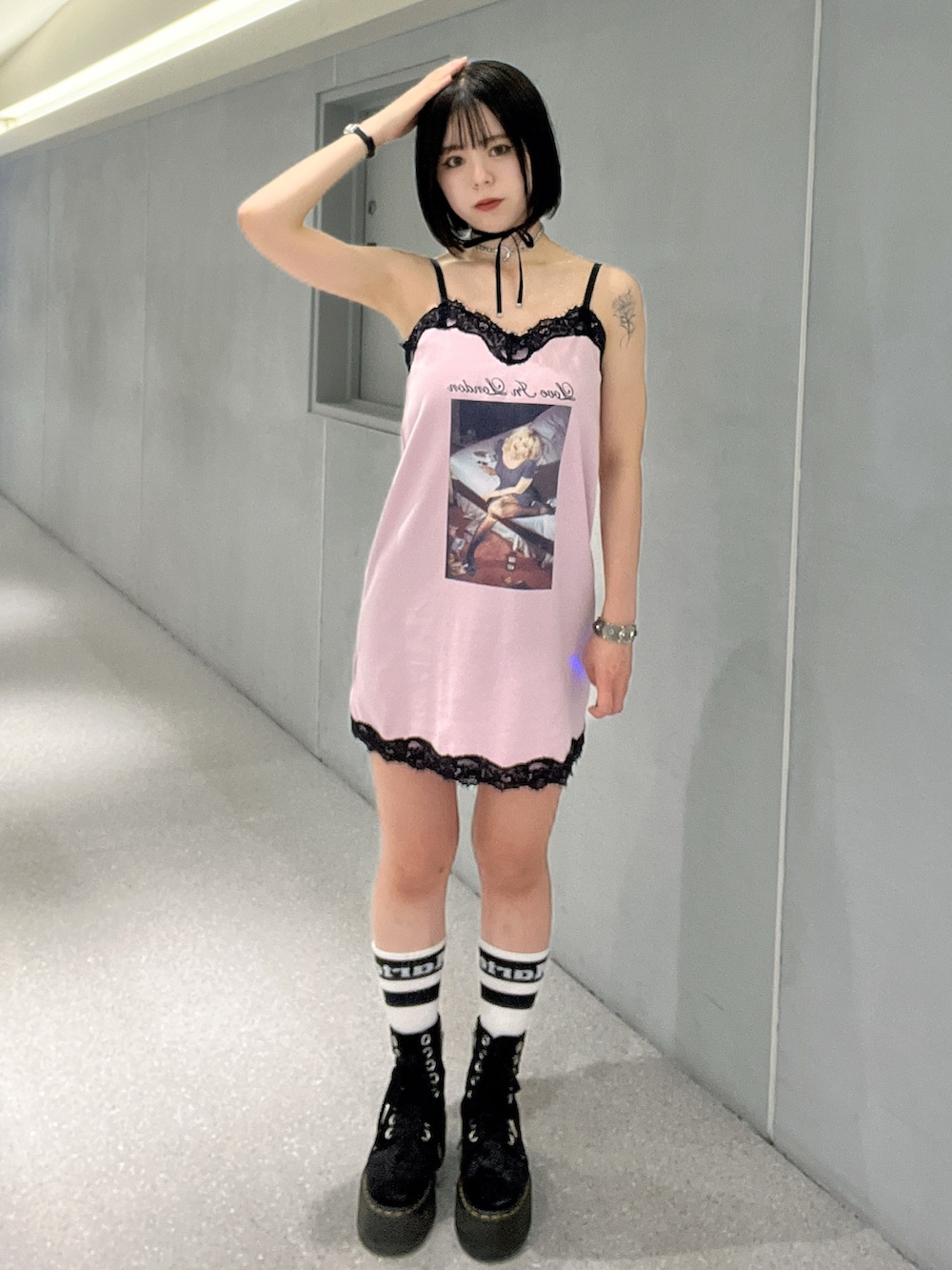 ピンク系のワンピース、ブラック系のチョーカーを着用したレディースの夏コーディネートの2枚目の写真