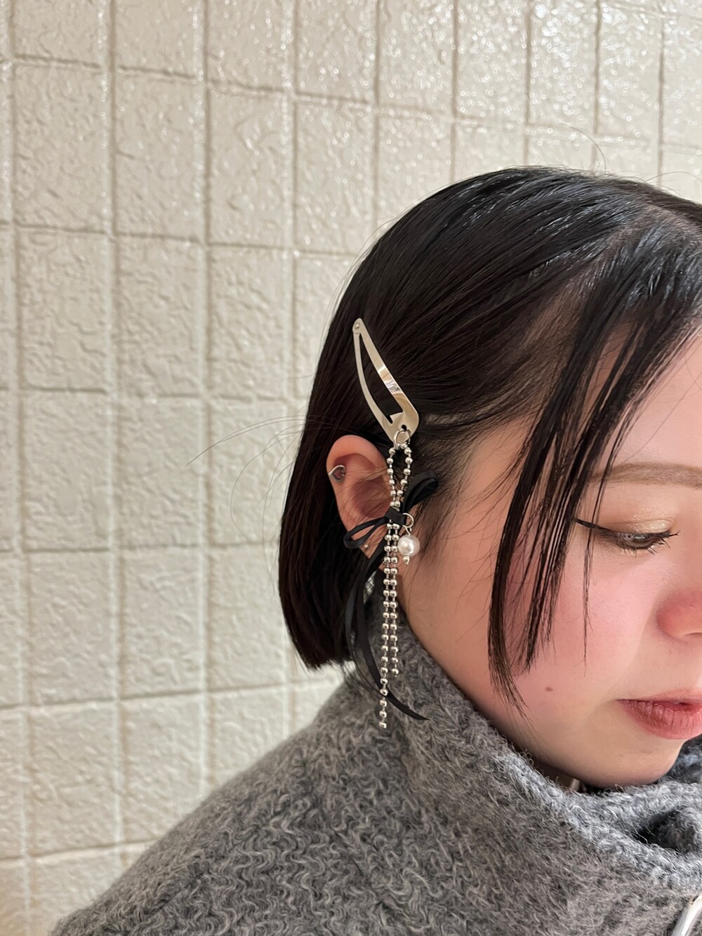 グレー系のその他アウター、ブラック系のヘアピンを着用したレディースの秋コーディネートの10枚目の写真