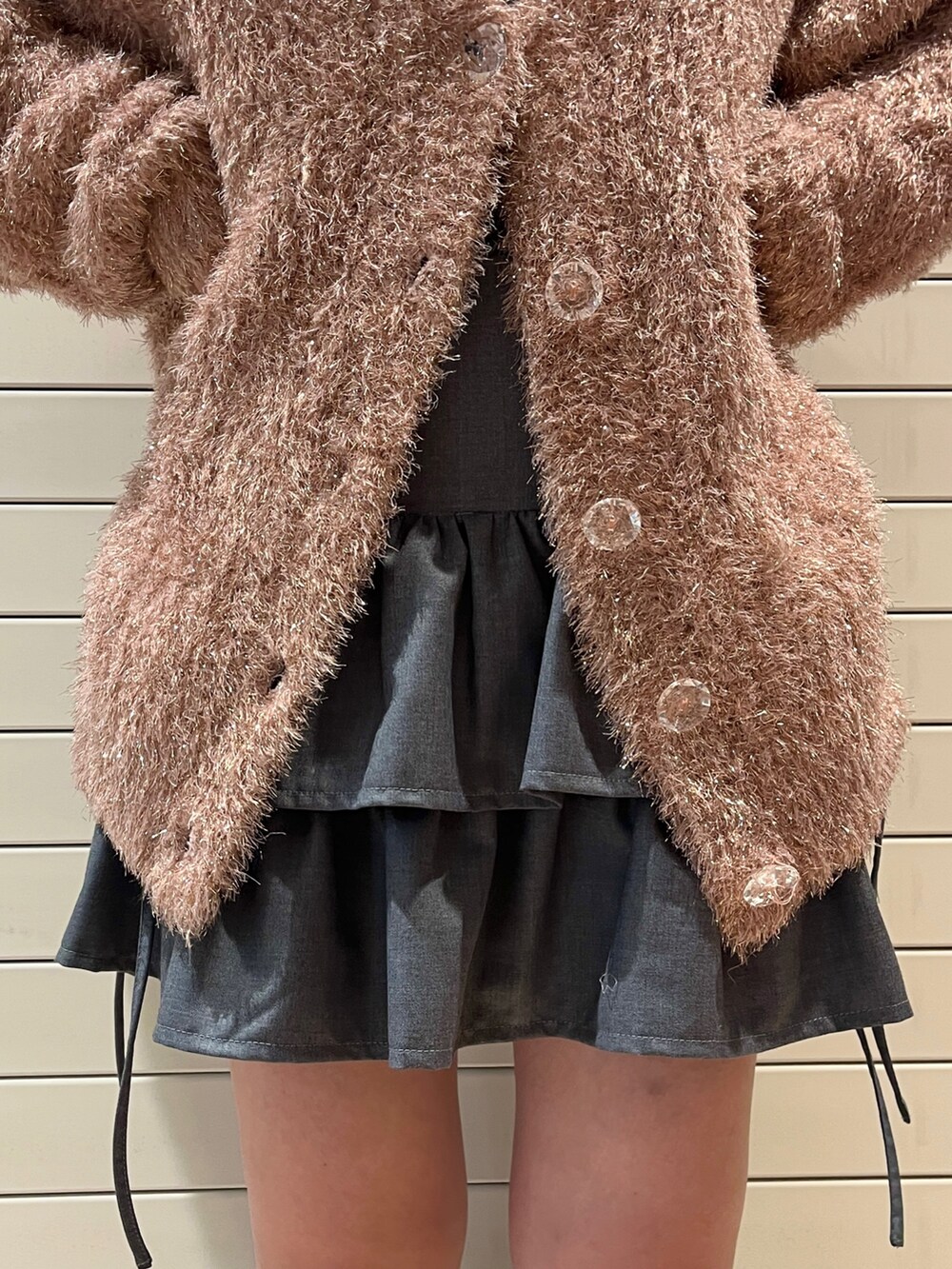 ピンク系のカーディガン/ボレロ、グレー系のスカート、グリーン系のTシャツ/カットソーを着用したレディースの夏コーディネートの9枚目の写真