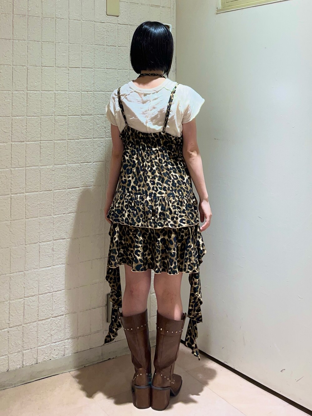 ブラウン系のワンピース、ホワイト系のTシャツ/カットソー、ブラウン系のブーツを着用したレディースの夏コーディネートの4枚目の写真