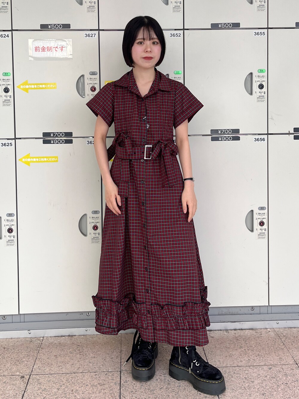 レッド系のワンピースを着用したレディースの春コーディネートの2枚目の写真