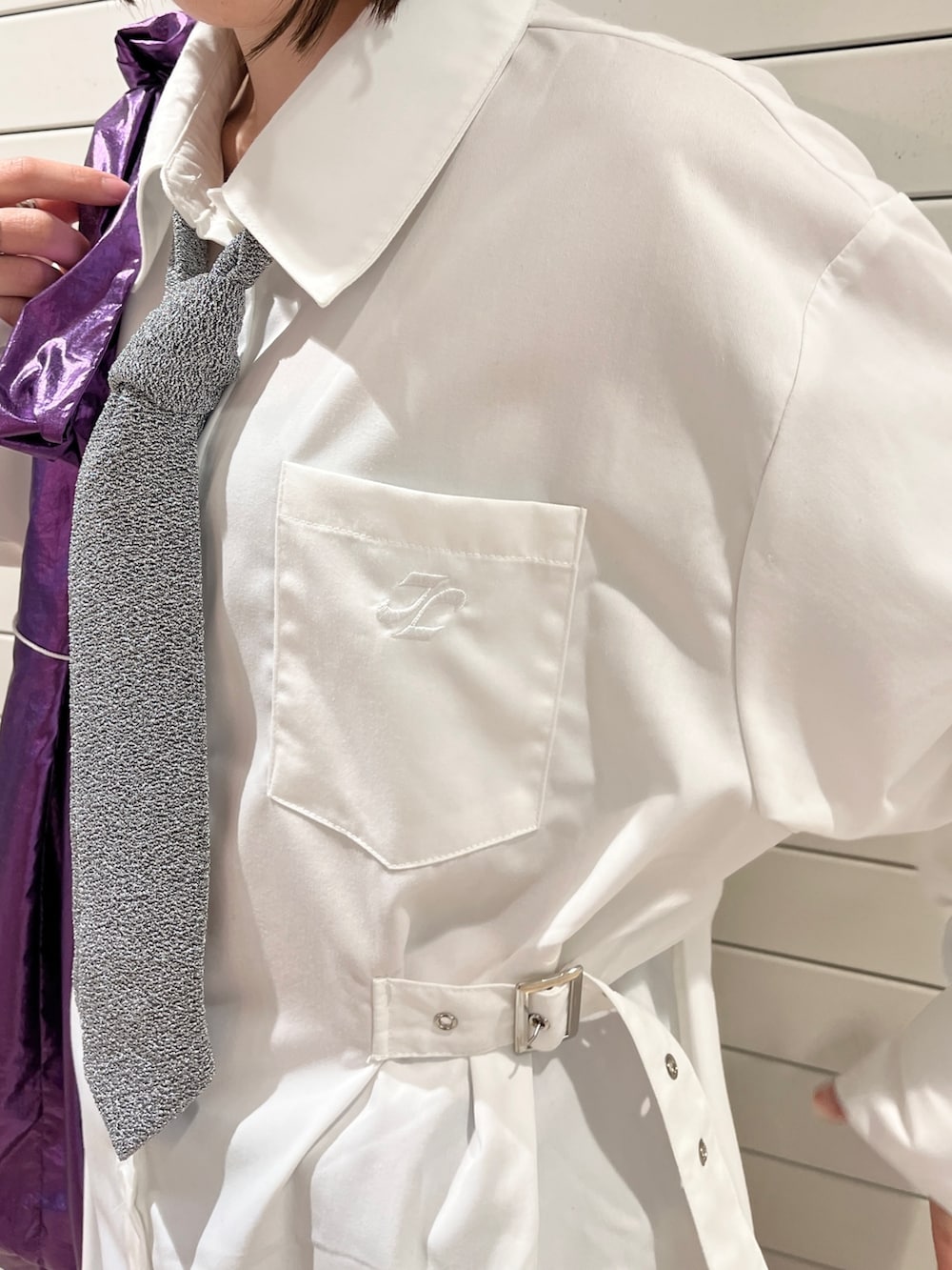 ホワイト系のシャツ/ブラウス、シルバー系のネクタイ、パープル系のトートバッグを着用したレディースの春コーディネートの5枚目の写真