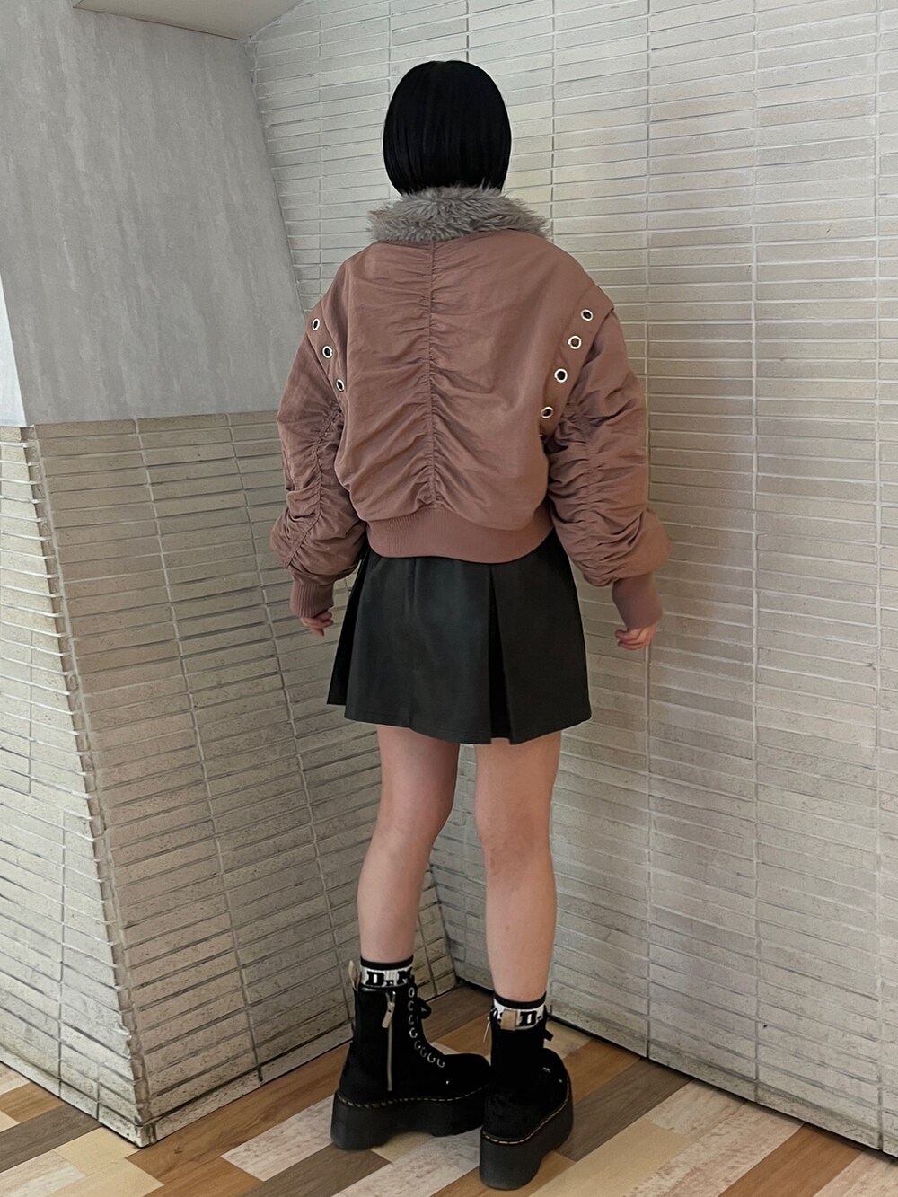 「MA-1、アウター、ショート丈アウター、低身長コーデ、低身長女子、jouetie、jouetieコーデ、jouetie_ootd、ピンクアウター、ドクターマーチン、マーチン、ミニスカート、甘辛mix、甘辛コーデ、甘辛ミックス」｜「jouetieのマルチスリーブクロップドMA-1（MA-1、ピンク系）」を使った、MOMOKAさん（レディース・153cm）の秋コーディネートの4枚目の写真