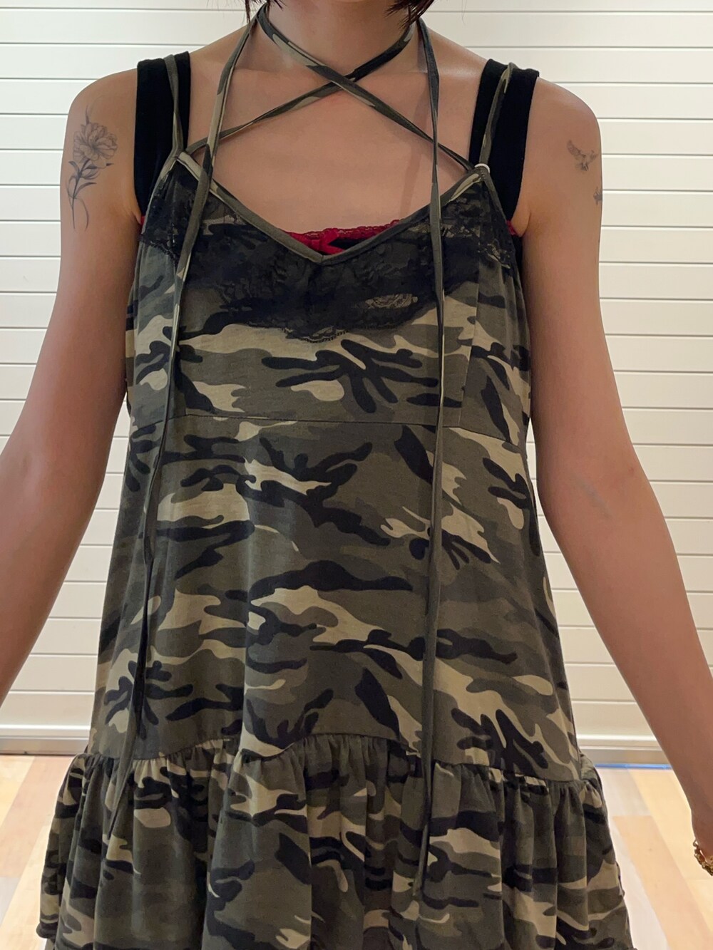 ベージュ系のワンピース、ブラック系のその他パンツ、ブラック系のパンプスを着用したレディースの夏コーディネートの6枚目の写真