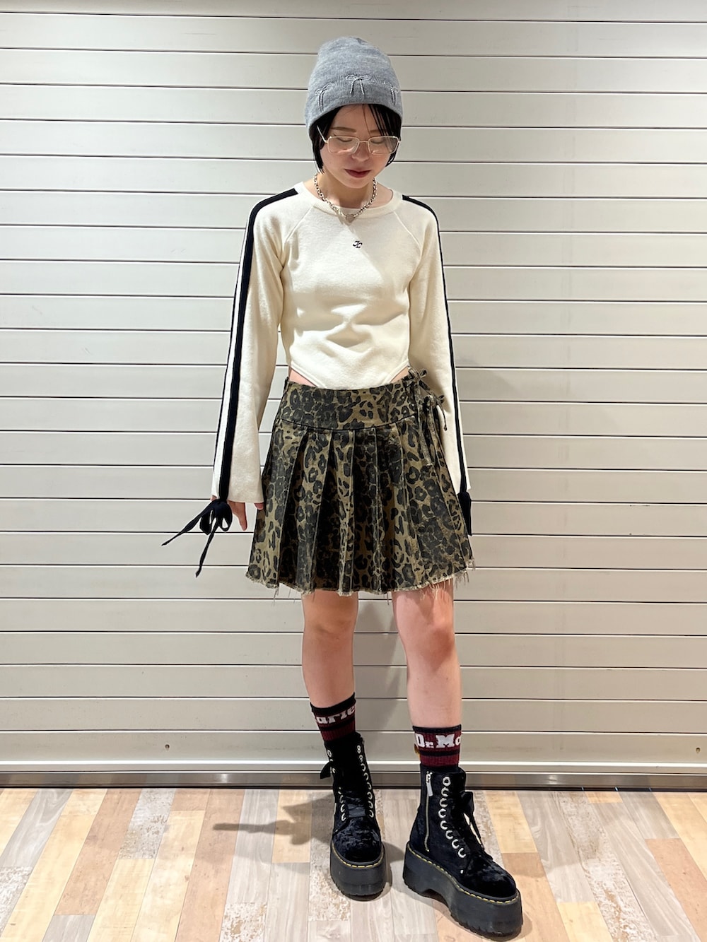 ホワイト系のニット/セーター、ブラウン系のその他パンツ、グレー系のニットキャップ/ビーニーを着用したレディースの秋コーディネートの2枚目の写真