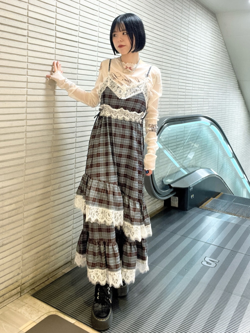 ホワイト系のTシャツ/カットソー、ブラウン系のワンピース、シルバー系のネックレスを着用したレディースの秋コーディネートの2枚目の写真