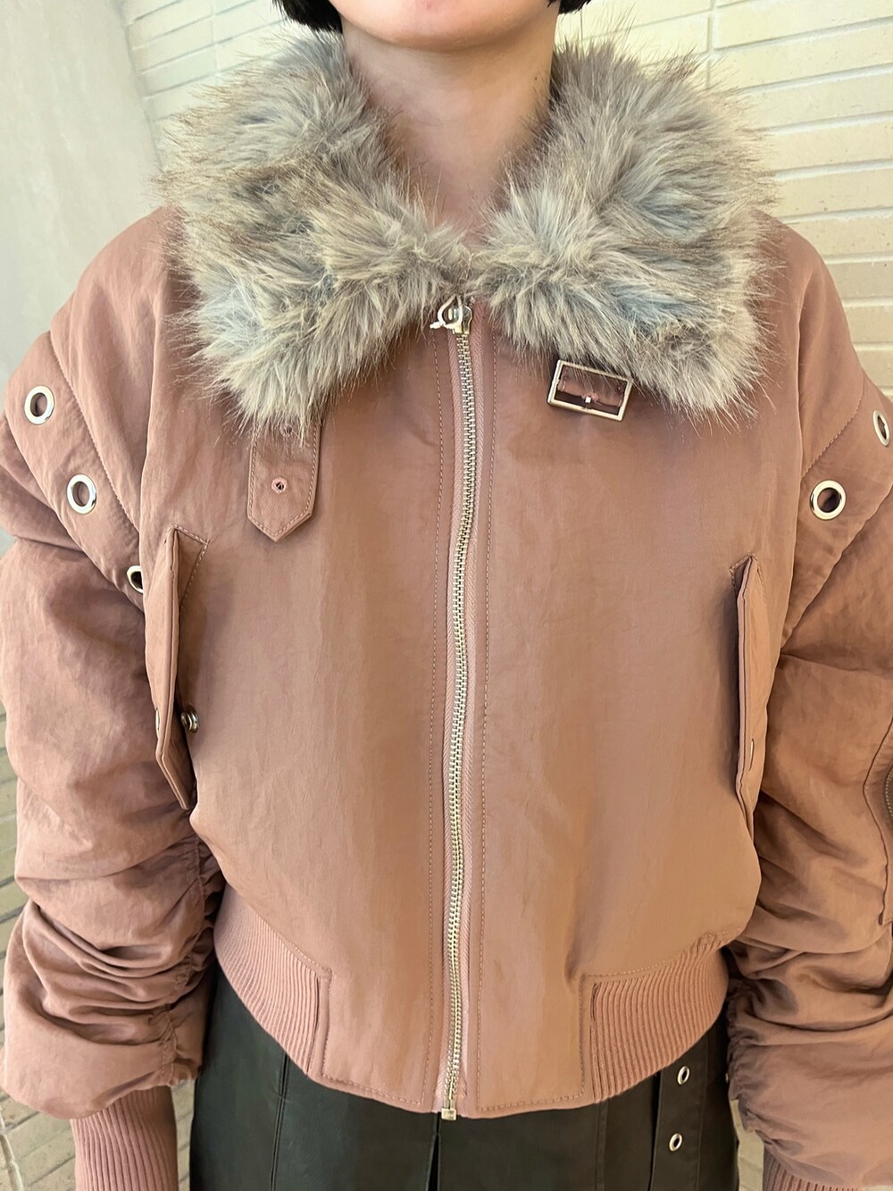 「MA-1、アウター、ショート丈アウター、低身長コーデ、低身長女子、jouetie、jouetieコーデ、jouetie_ootd、ピンクアウター、ドクターマーチン、マーチン、ミニスカート、甘辛mix、甘辛コーデ、甘辛ミックス」｜「jouetieのマルチスリーブクロップドMA-1（MA-1、ピンク系）」を使った、MOMOKAさん（レディース・153cm）の秋コーディネートの7枚目の写真