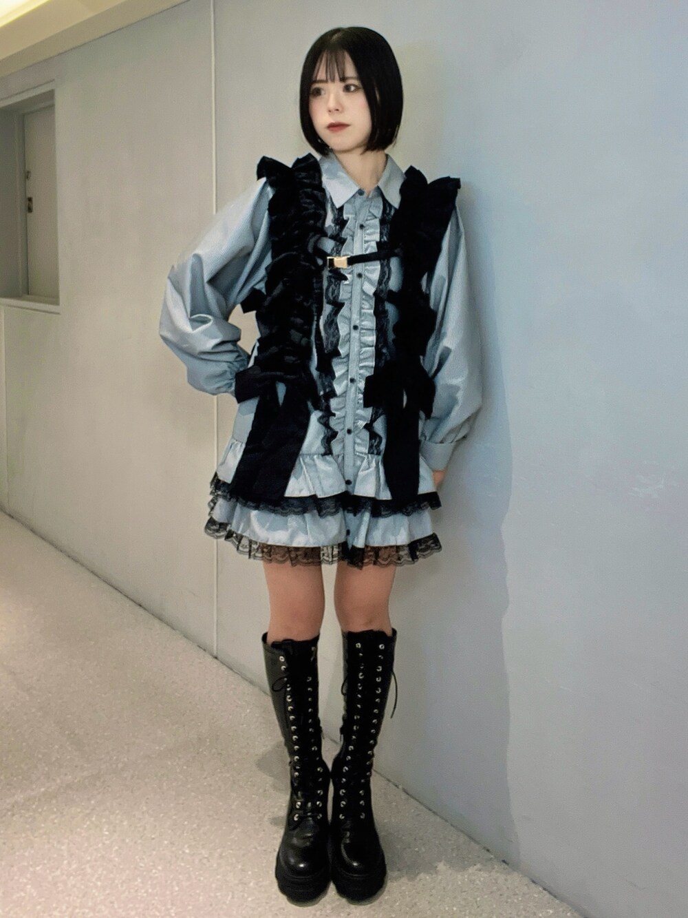 ブラック系のシャツ/ブラウス、ブラック系のブーツ、ブラック系のベルトを着用したレディースの秋コーディネートの2枚目の写真