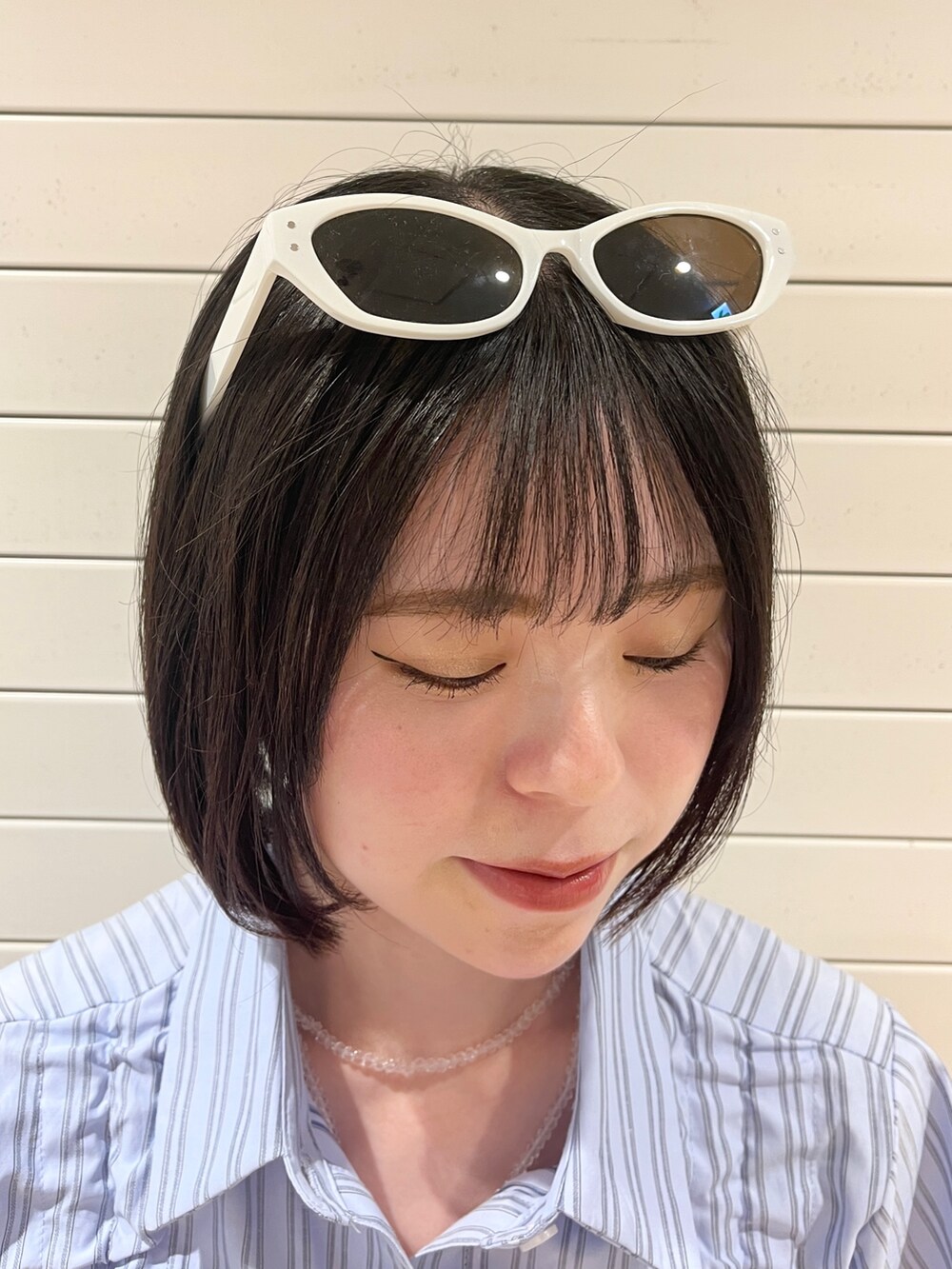 ブルー系のワンピース、ホワイト系のサングラスを着用したレディースの春コーディネートの8枚目の写真